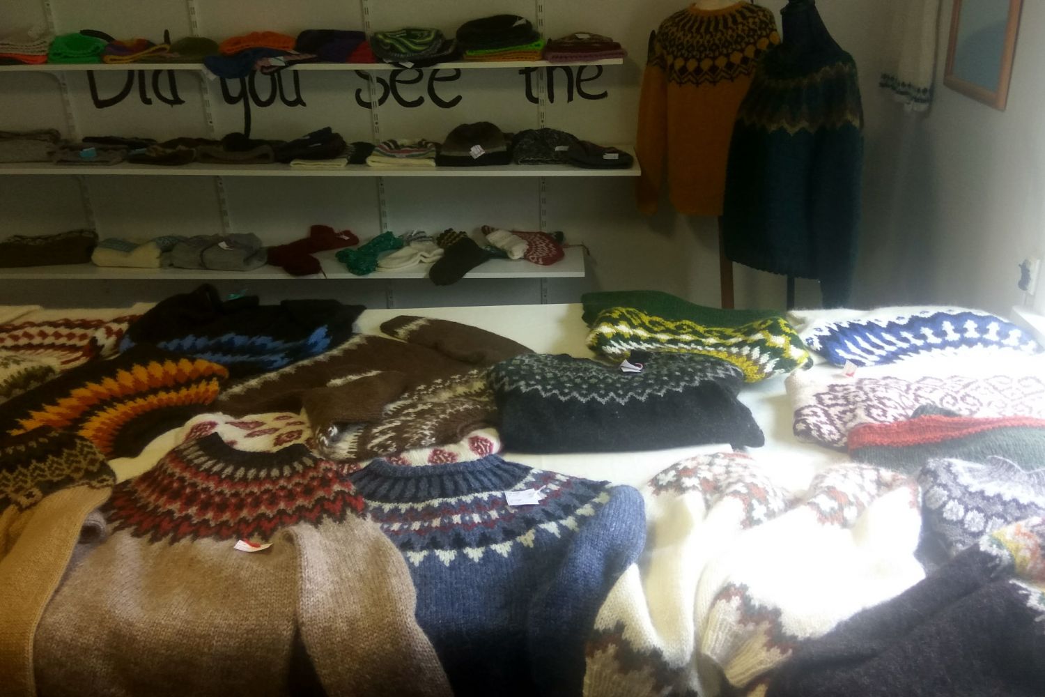 Традиционный исландский свитер Лопапейса, лавка исландских тётенек где-то на востоке Исландии